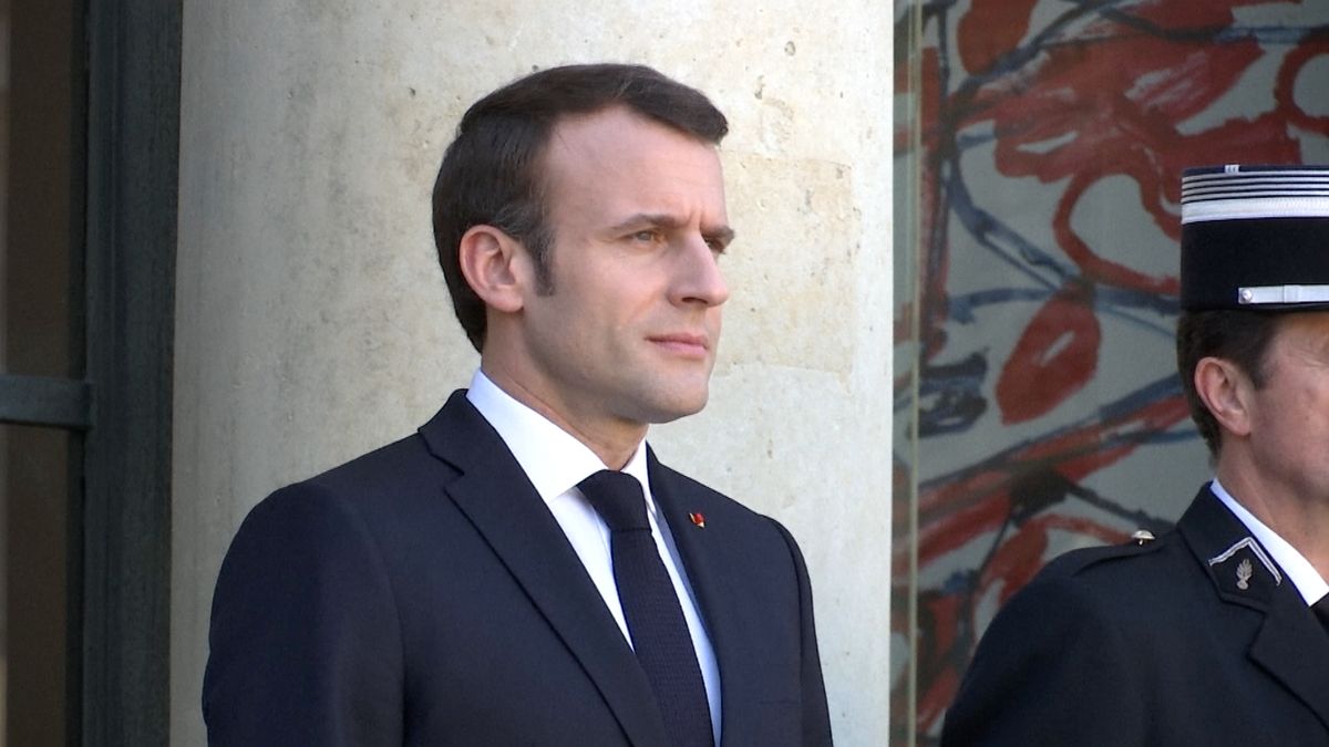 Video: Macron dostal facku